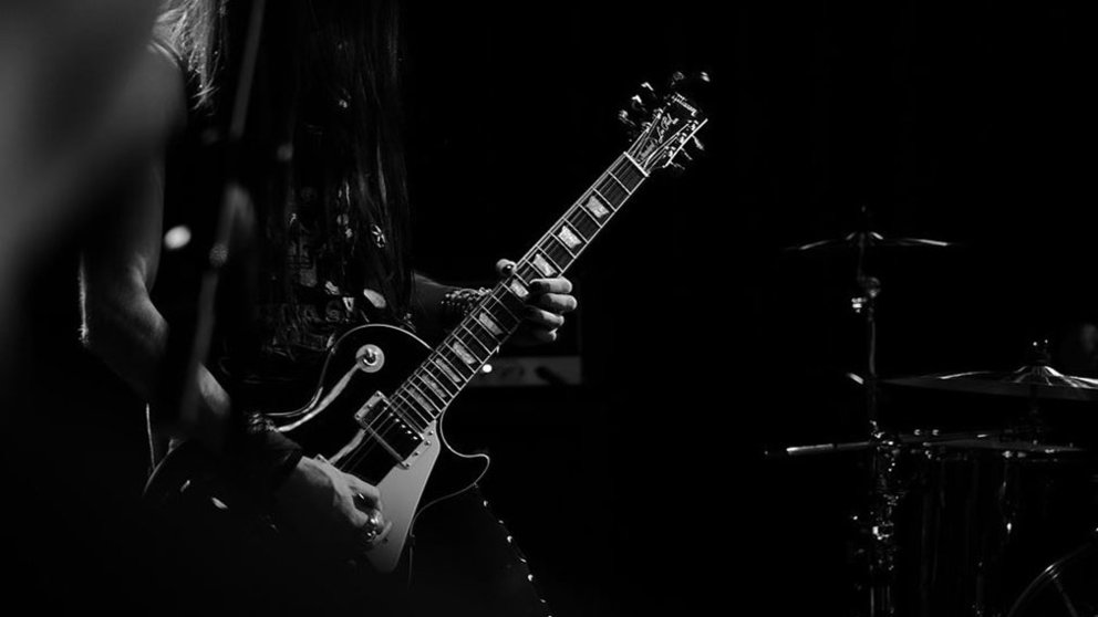 Imagen de un músico tocando una guitarra eléctrica ARCHIVO