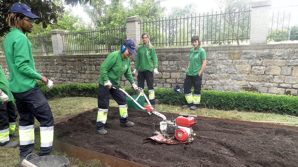 Los alumnos de la escuela taller de jardinería de Aranzadi trabajan en varias zonas verdes y jardines. AYUNTAMIENTO DE PAMPLONA