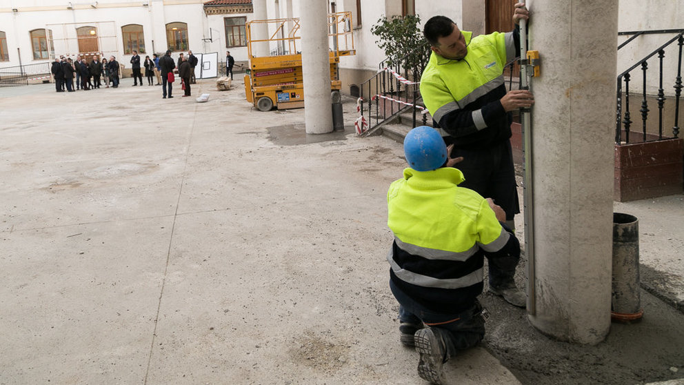 El alcalde de Pamplona y los miembros de la Gerencia y Comisión de Urbanismo del Ayuntamiento visitan las obras del patio del Colegio Público San Francisco (11). IÑIGO ALZUGARAY