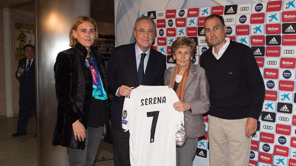 Florentino Pérez junto a la viuda de Fernando Serena y sus dos hijos en el Bernabéu