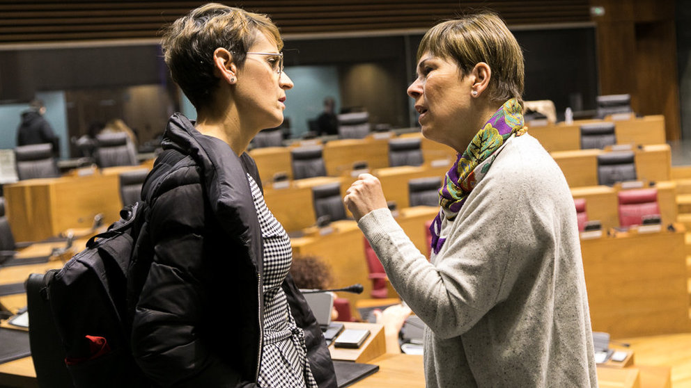Uxue Barkos y María Chivite (PSN) conversan minutos antes del pleno del Parlamento de Navarra. IÑIGO ALZUGARAY