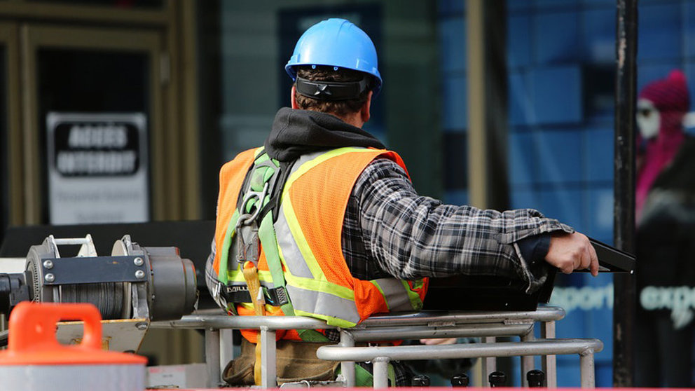 Imagen de un trabajador de la construcción con un casco y arneses como medidas de protección ante posibles accidentes laborales ARCHIVO