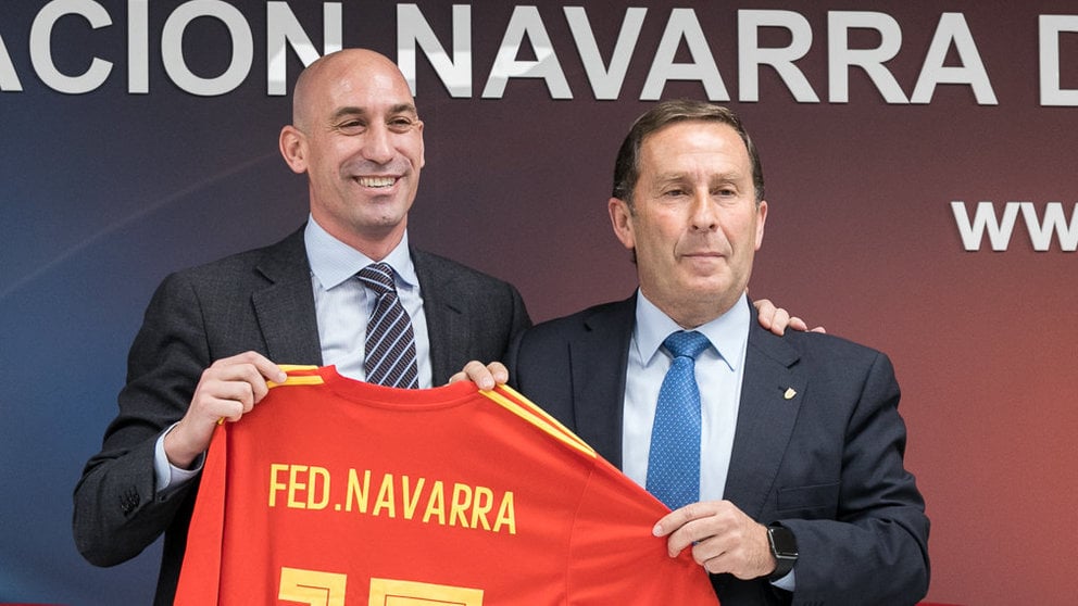 El presidente de la Real Federación Española de Fútbol, Luis Rubiales y el presidente de la Federación Navarra, Rafa del Amo. IÑIGO ALZUGARAY