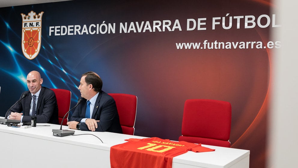 El presidente de la Real Federación Española de Fútbol, Luis Rubiales y el presidente de la Federación Navarra, Rafa del Amo (37). IÑIGO ALZUGARAY