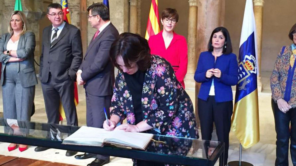 Ainhoa Aznárez firma el libro de honor de las Cortes de Aragón PARLAMENTO DE NAVARRA