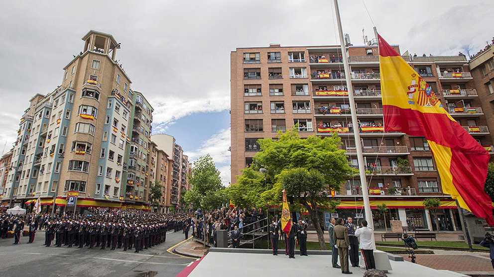 Miles de personas presencian en Logroño el desfile anual del Día de las Fuerzas Armadas de este 2018, presidido por el Rey Felipe VI y la Reina Letizia Archivo EFE