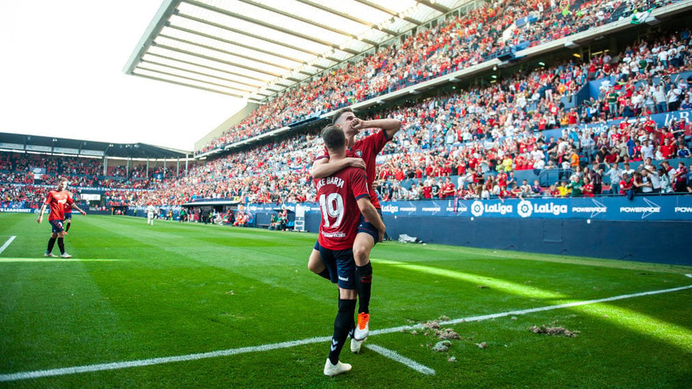 Kike Barja se abraza con Juan Villar tras uno de los tres goles que dieron la victoria a Osasuna frente al Córdoba MIGUEL OSÉS