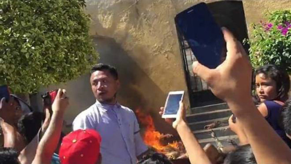 Uno de los momentos retransmitidos en vídeo de la quema y el linchamiento de dos hombres en Acatlan, Mexico, por un bulo de WhatsApp sobre supuestos secuestradores de niños.