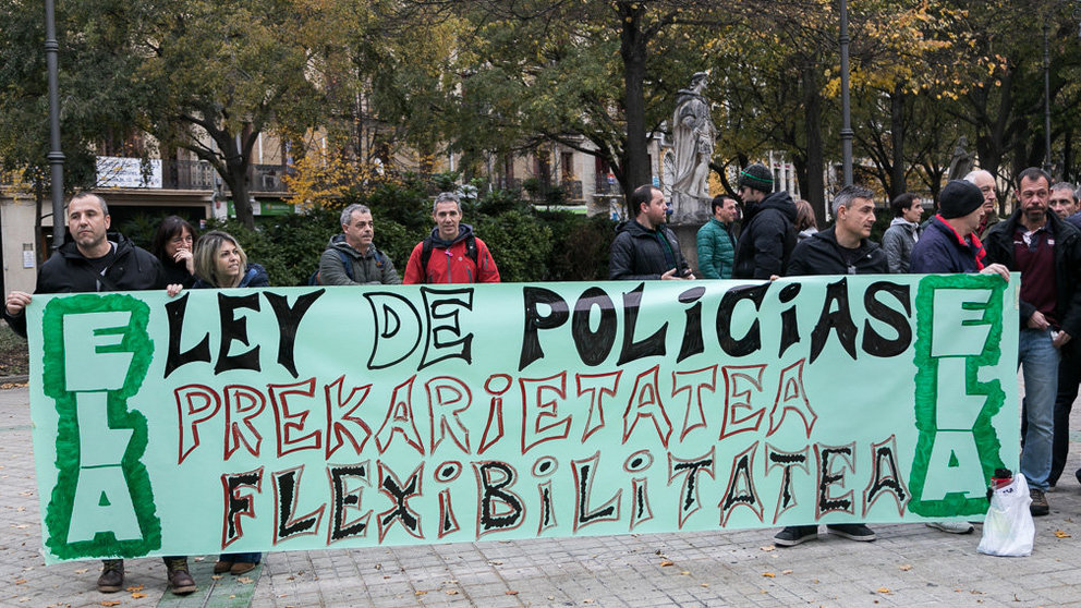 Concentración de ELA-Policía Foral para protestar contra la Ley de Policías que se debate en el Parlamento (01). IÑIGO ALZUGARAY