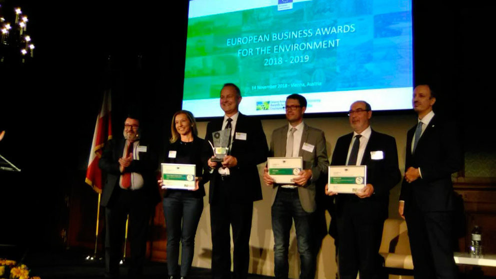 Representates de la empresa PRS recogen un premio europeo por su labor. CEDIDA