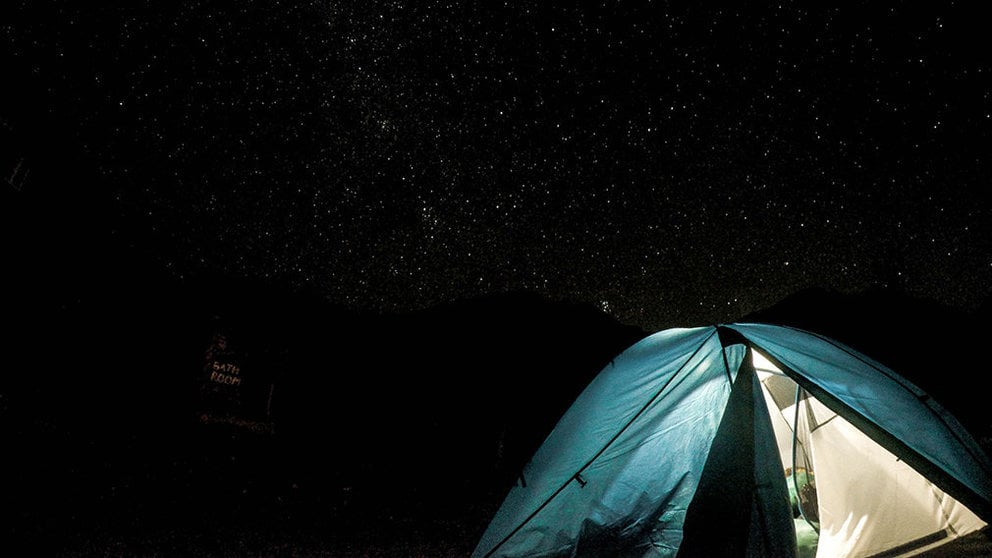 Dormir a la luz de las estrellas. Photo by Sumohit Singh