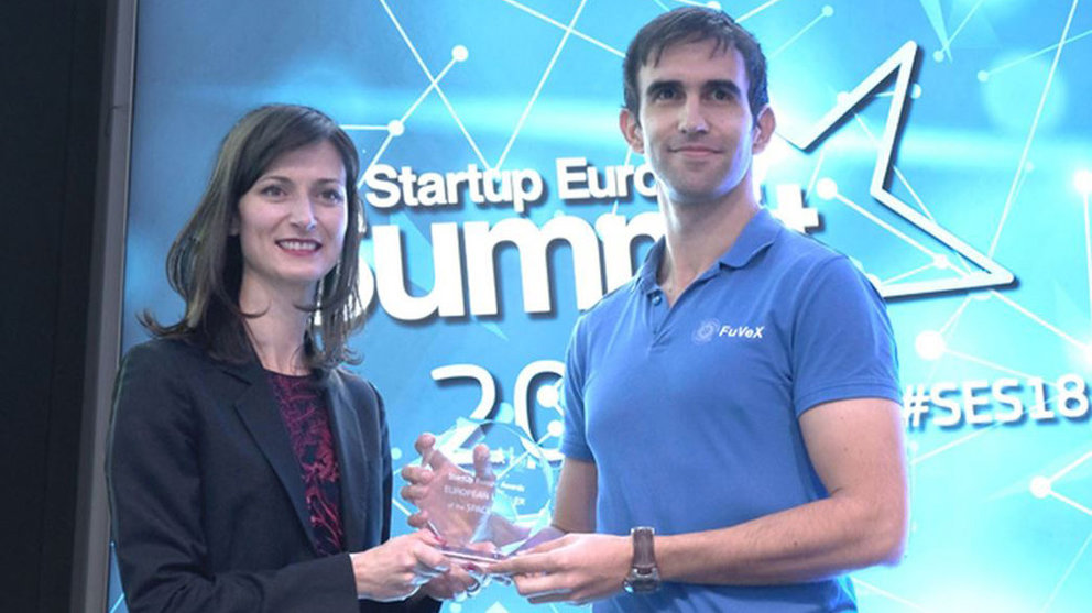 Carlos Matilla recoge el premio como mejor start-up europea de manos de la comisaria europea Mariya Gabriel UPNA