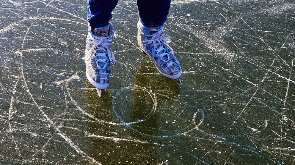 Una persona patina en una pista de hielo. ARCHIVO