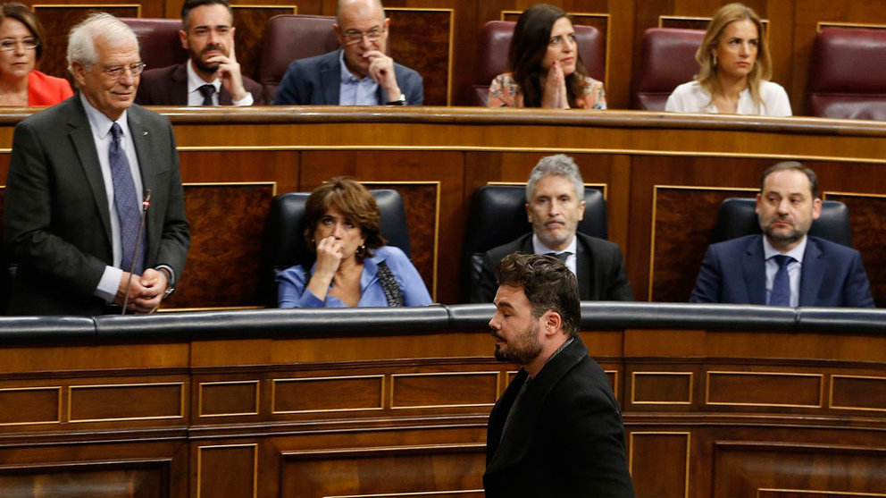 Rufián abandona el Congreso ante la mirada del ministro Josep Borrell EFE