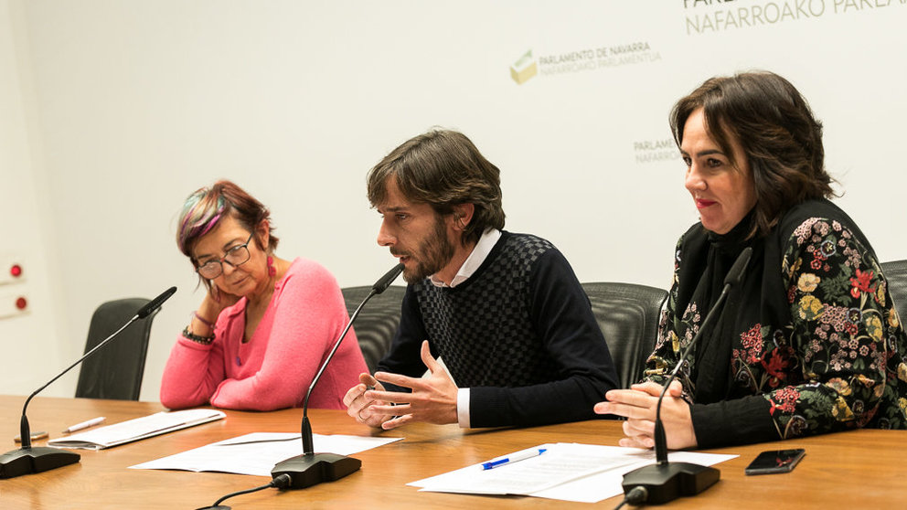 Los parlamentarios de Podemos-Ahal Dugu Ainhoa Aznárez, Mikel Buil y Tere Sáez comentan su apoyo a los presupuestos de Navarra de 2019 (24). IÑIGO ALZUGARAY
