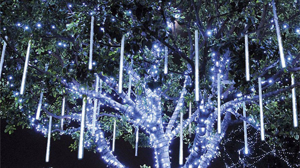 Imagen de un árbol adornado con luces de Navidad simulando copos de nieve en una zona de parques y jardines ARCHIVO