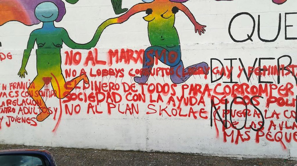 Imagen del mural a favor de la diversidad que ha sido atacado con pintadas en Huarte. TWITTER @gih_huarte