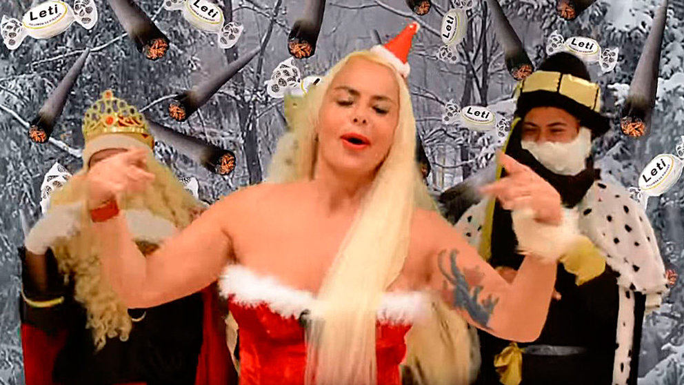 Captura de pantalla de un momento del videoclip navideño de Letizia Sabater. YOUTUBE