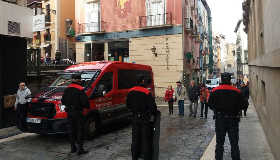 Un furgón de la Policía Foral y varios agentes en las labores de vigilancia en la cuesta de Santo Domingo de Pamplona POLICÍA FORAL