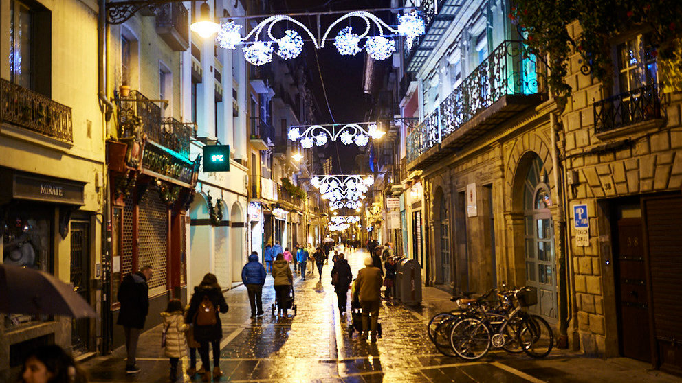Las luces de navidad adornan Pamplona a menos de un mes de la Navidad. MIGUEL OSÉS 3