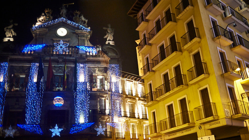 Las luces de navidad adornan Pamplona a menos de un mes de la Navidad. MIGUEL OSÉS 6