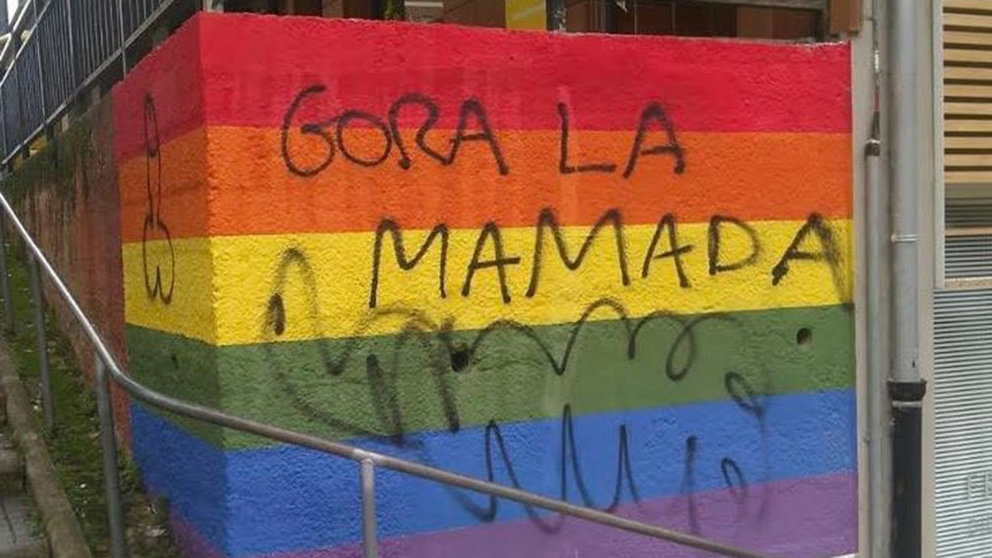 Pintadas en el mural LGTBI+ de Barañáin CEDIDA