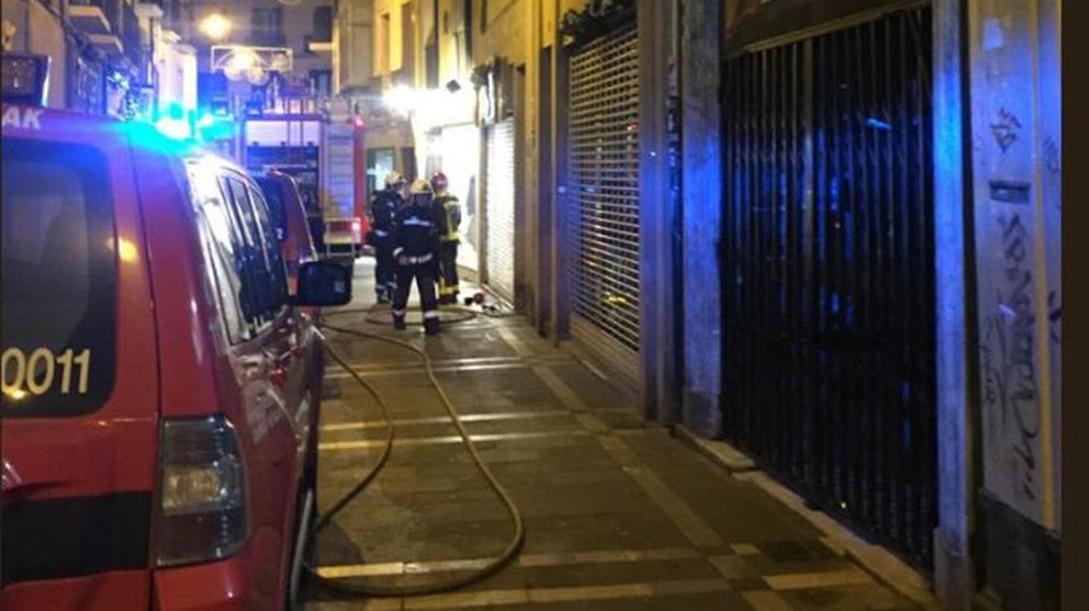 Los bomberos actúan en el incedio producido en el centro de Pamplona TWITTER BOMBEROS