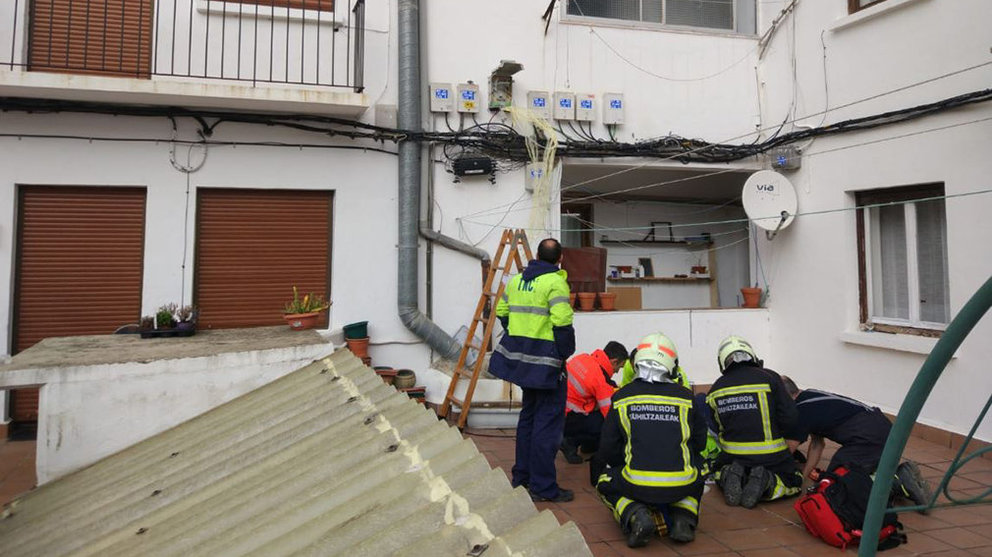 Un operario sufre un accidente laboral en Pamplona tras una descarga eléctrica TWITTER BOMBEROS