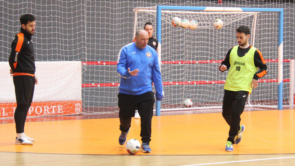 José Lucas Mena con sus jugadores en un entrenamiento. @Ribera Navarra.