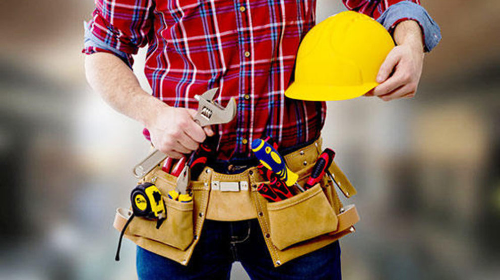 Imagen de un obrero con los elementos de prevención de accidentes laborales para trabajar correctamente en una obra ARCHIVO