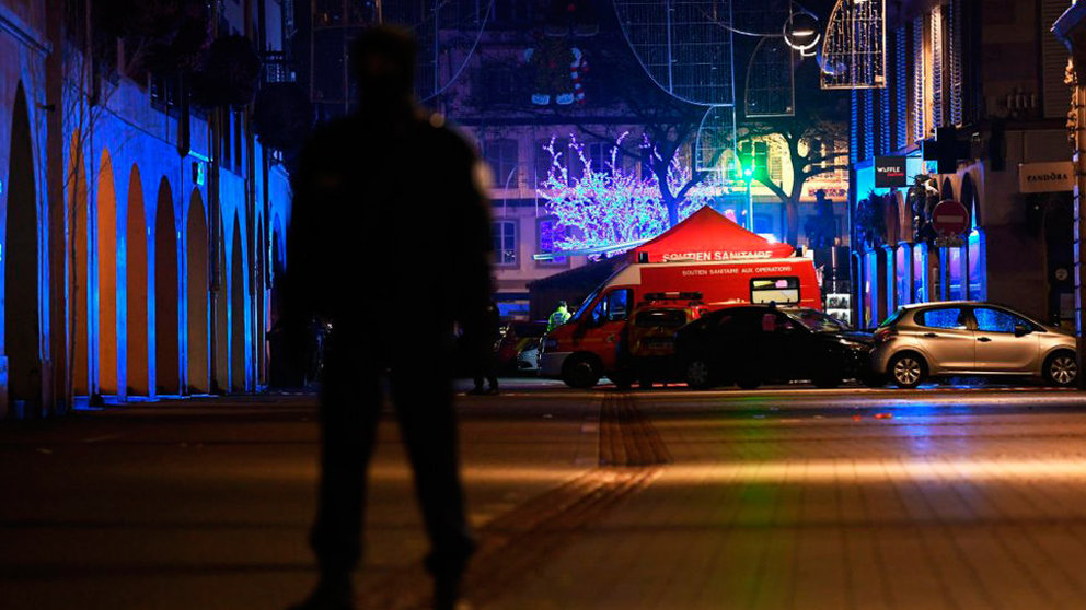 Un policía vigila el centro de Estrasburgo tras el tiroteo en una mercado de Navidad EFE