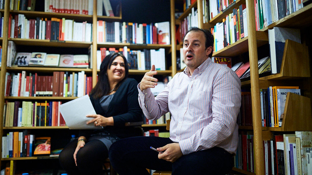 El escritor Juan Iribas presenta su novela 'Te condeno a vivir' en la Librería Walden. MIGUEL OSÉS 1 (3)