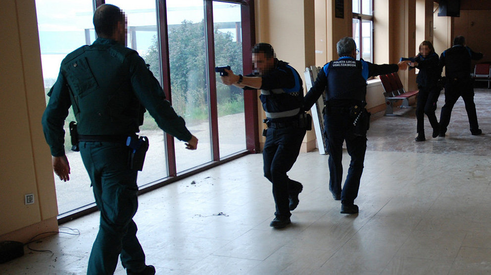 Imagen de las jornadas organizadas por la Guardia Civil para formar a las policías locales de Navarra en caso de respuesta a atentados terroristas GUARDIA CIVIL