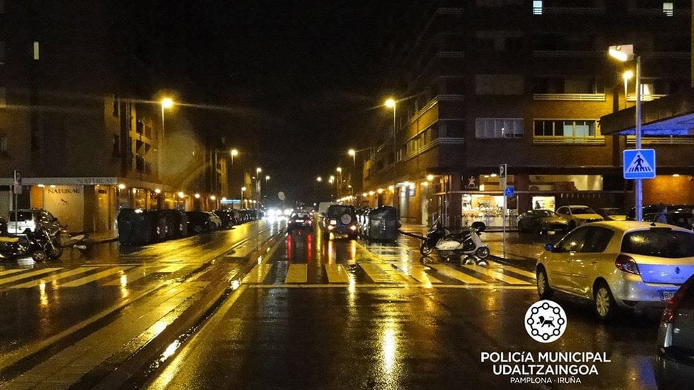 Imagen del paso de cebra de la calle Benjamín de Tudela, en el barrio de Mendebaldea, donde ha sido atropellada una joven de 18 años POLICÍA MUNICIPAL DE PAMPLONA