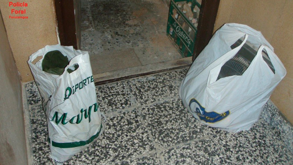 Las bolsas de plástico que los dos ladrones usaron para robar en una casa de Arguedas. POLICÍA FORAL
