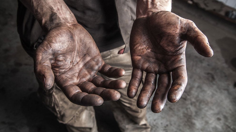 Imagen de un hombre con las manos manchadas de grasa ARCHIVO