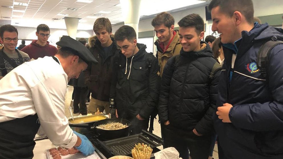 Varios alumnos de la Universidad Pública de Navarra degustan los pinchos INTIA