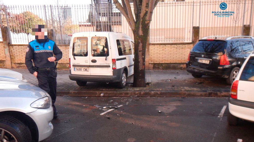Varios de los coches empotrados contra el muro de un colegio en la calle doctor Juaristi. POLICÍA MUNICIPAL DE PAMPLONA