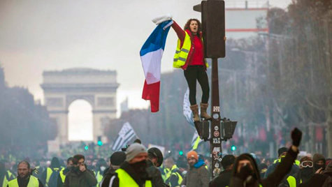 Los “chalecos amarillos” en una de sus protestas ante al Arco del Triunfo de Paris.  