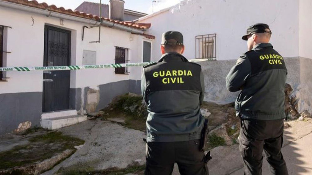 Agentes de la Guardia Civil frente a la casa alquilada por Laura Luelmo en El Campillo. Foto: EFE