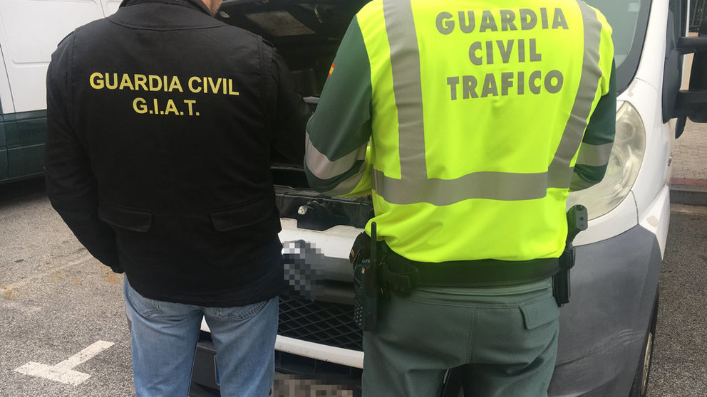 La Guardia Civil investiga uno de los vehículos trucados. GUARDIA CIVIL