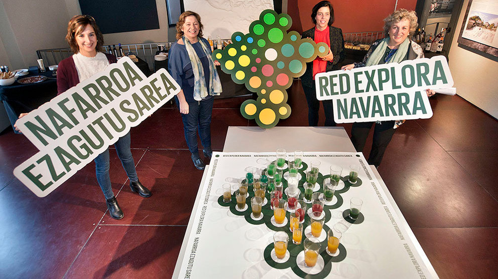 La consejera Elizalde, con un mapa de Navarra formado con productos agroalimentarios locales, en la presentación de la nueva web de la Red Explora Navarra. GOBIERNO DE NAVARRA