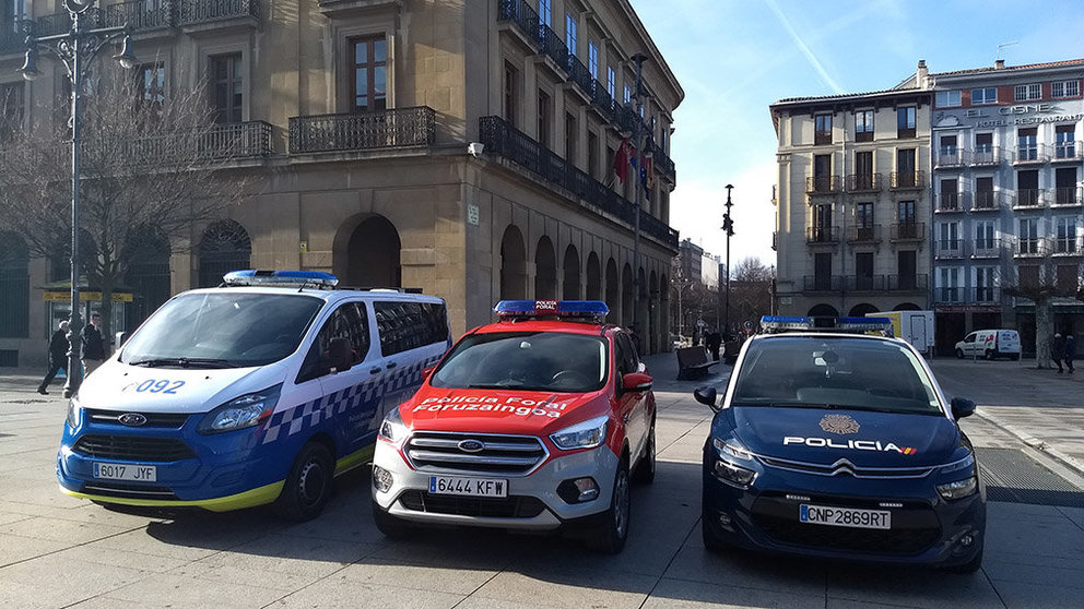 Imagen de varios coches patrulla de la Policía Municipal, Policía Foral y Policía Nacional en la Plaza del Castillo de Pamplona POLICÍA NACIONAL