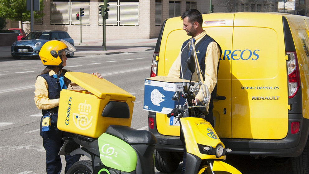 Dos carteros de Correos se encargan de repartir la correspondencia y paquetería en moto y furgoneta respectivamente EUROPA PRESS