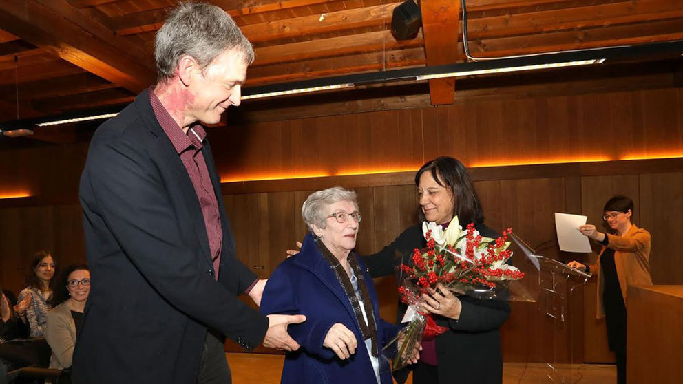 Soledad Otano recibe un ramo de flores como madrina de honor AYUNTAMIENTO PAMPLONA