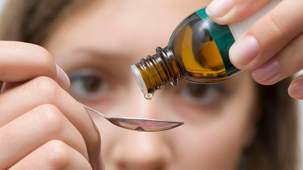 Imagen de una paciente preparando la dosis de jarabe necesaria en un tratamiento de homeopatía para tratarse de una enfermedad. ARCHIVO