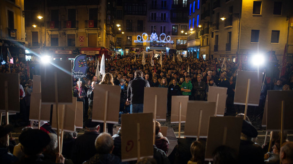 Manifestación y concentración en el Ayuntamiento de Pamplona a favor de los presos de ETA. MIGUEL OSÉS_6