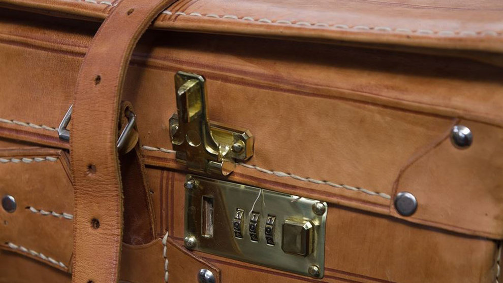Imagen de archivo de una maleta con candado ARCHIVO