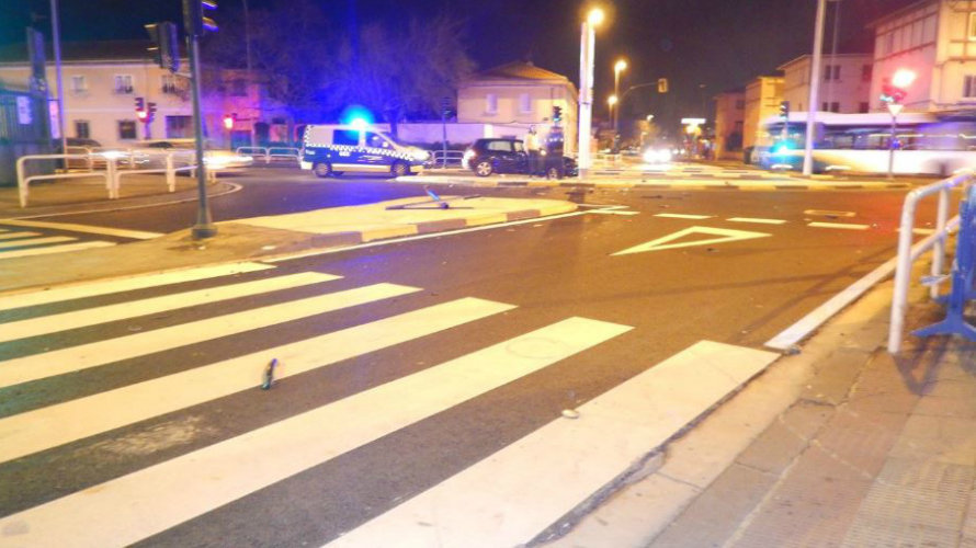Imagen de uno de los accidentes atendidos este fin de semana en Pamplona con varios daños en el mobiliario urbano. POLICÍA MUNICIPAL DE PAMPLONA