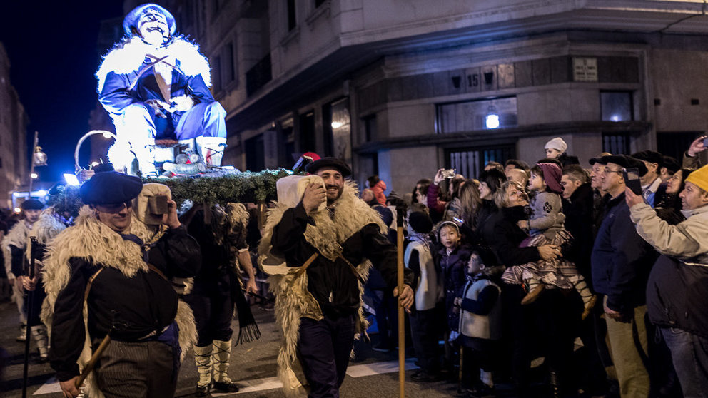 Desfile de Olentzero por las calles de Pamplona en la tarde de Nochebuna 2018. IÑIGO ALZUGARAY (20)